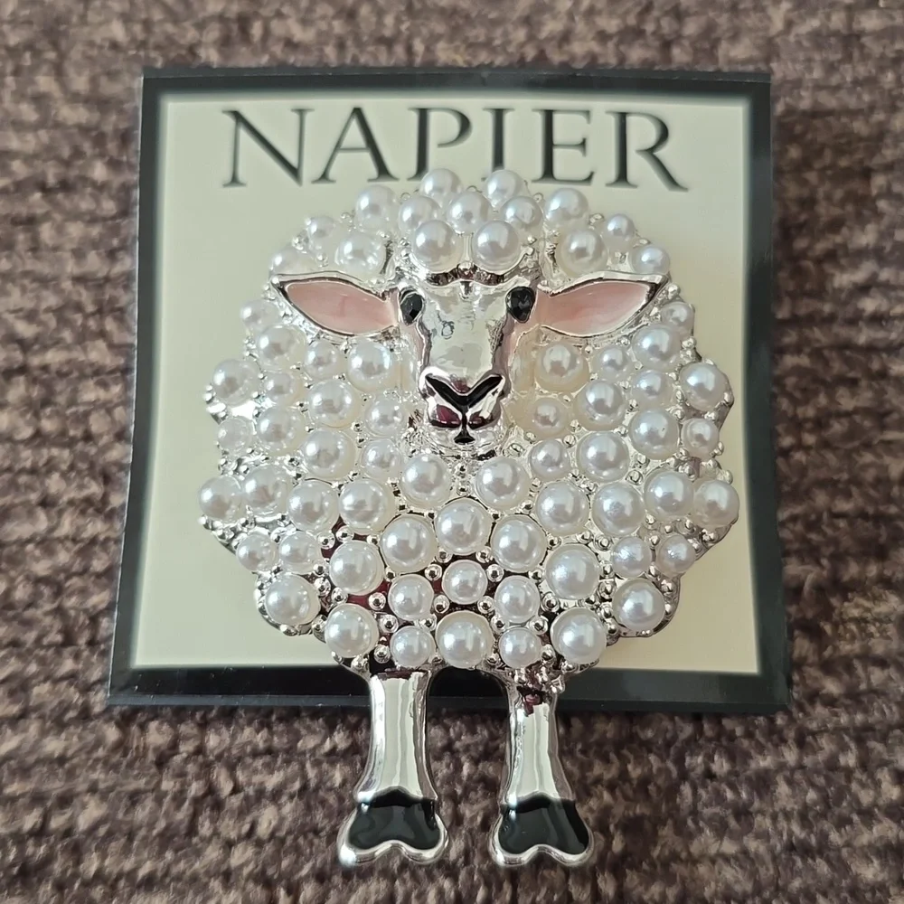 NAPIER BRAND WOMEN'S BEAUTIFUL FASHION SHEEP BROOCH/PIN